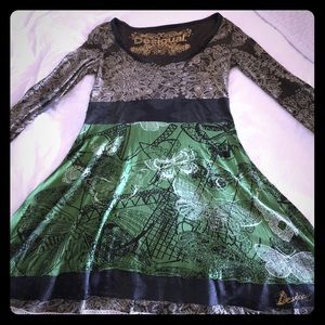 Long sleeve knee long dress. Fits more like M/L.